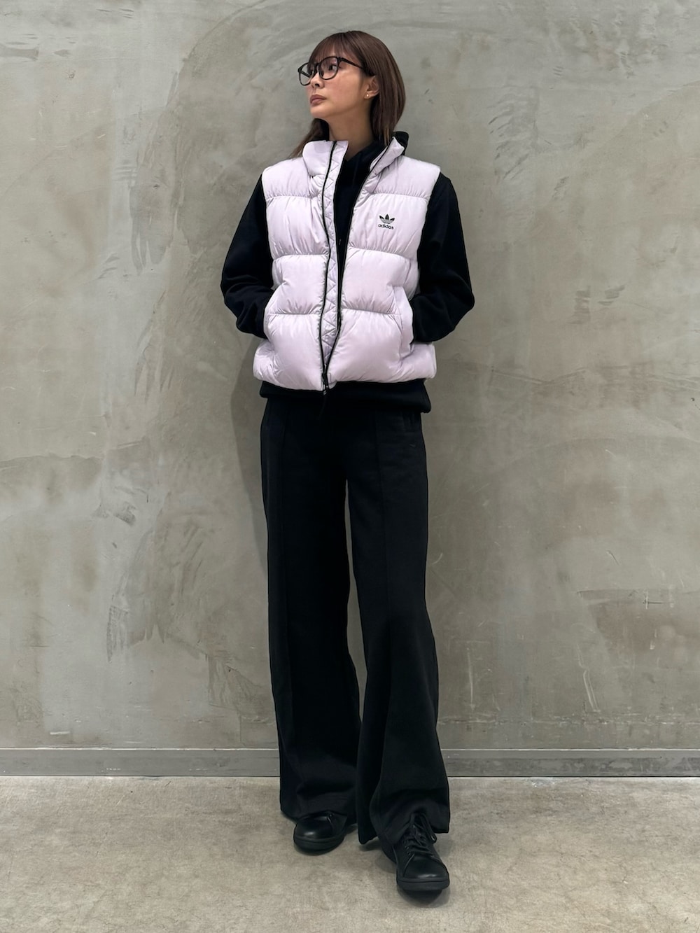 「スウェットパンツ、スニーカー、ダウンベスト、adidas、ベスト、アディダス、ワイドパンツ、スタンスミス、adidas originals、アディダスオリジナルス」｜「adidasのRegen ダウンベスト（ジャケット/アウター、パープル系）」を使った、AGさん（レディース・174cm）の秋コーディネートの3枚目の写真