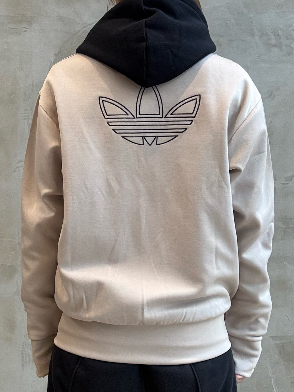 ベージュ系のジャージ、ベージュ系のスニーカー、ベージュ系のキャップを着用したレディースの冬コーディネートの5枚目の写真