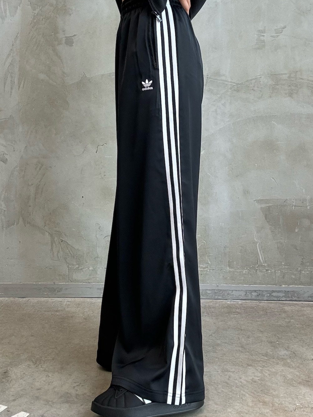 adidas サテン ワイドレッグパンツ ジャージ 黒 adidas スウェットパンツ ジャージ サテン ワイドレッグ