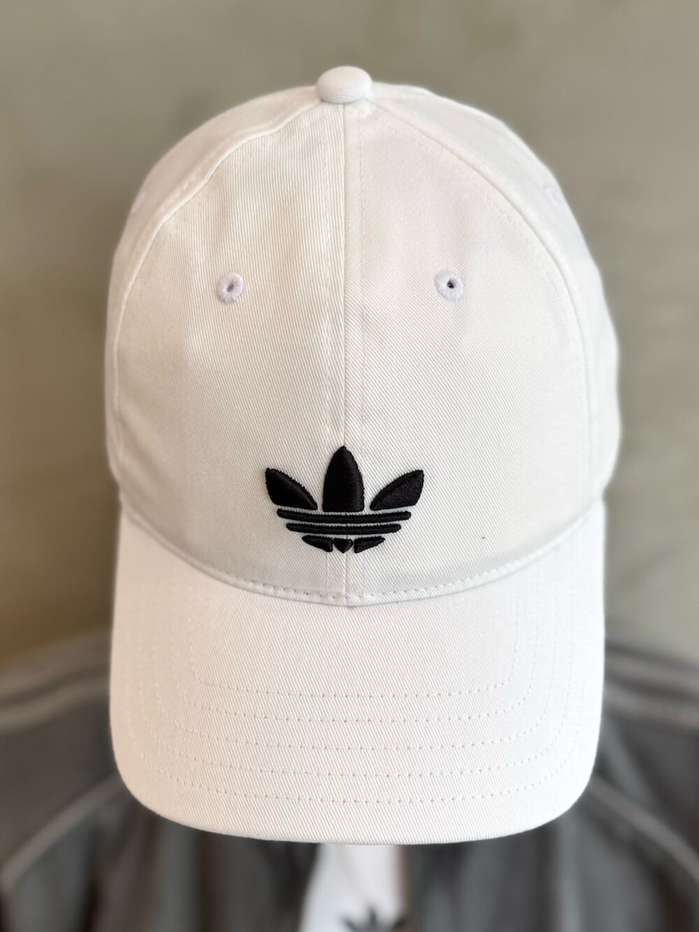 「adidas、adidas originals、アディダス、アディダスオリジナルス、スニーカー、セットアップ、デニム、タンクトップ、キャップ、フォーラム」｜「adidasのトレフォイル ベースボールキャップ（アクセサリー、ホワイト系）」を使った、AGさん（レディース・174cm）の夏コーディネートの3枚目の写真
