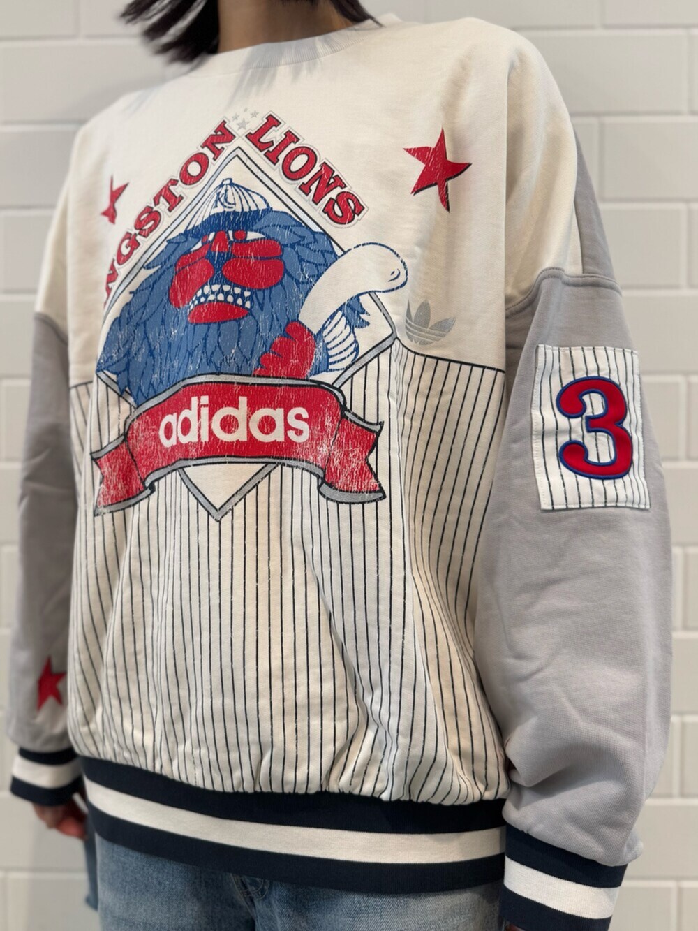 ブラック系のサンダル、グレー系のスウェットを着用したレディースの秋コーディネートの3枚目の写真