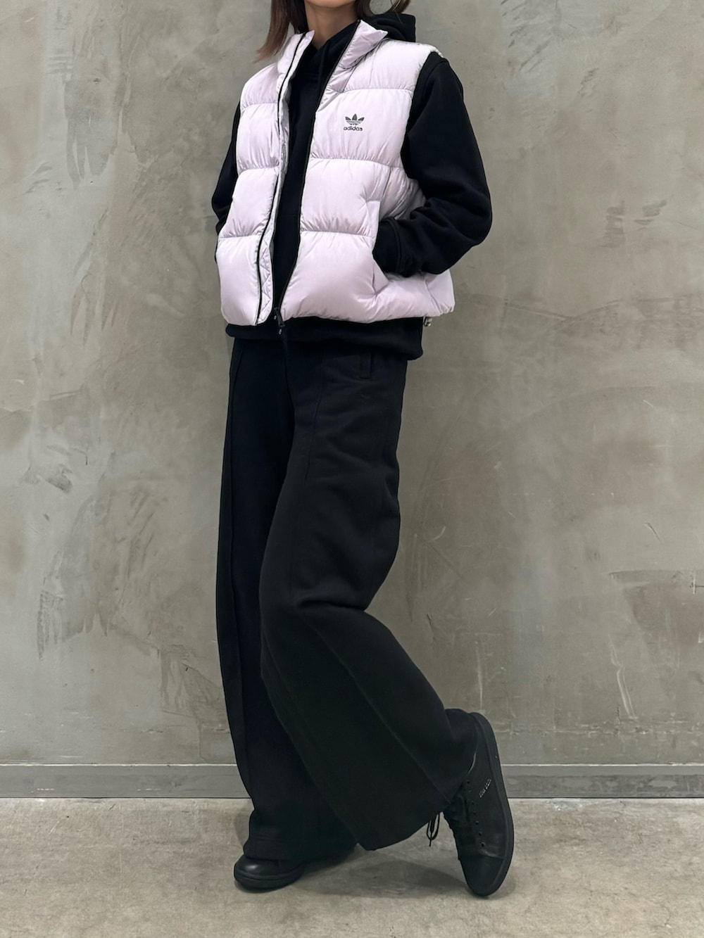 「スウェットパンツ、スニーカー、ダウンベスト、adidas、ベスト、アディダス、ワイドパンツ、スタンスミス、adidas originals、アディダスオリジナルス」｜「adidasのRegen ダウンベスト（ジャケット/アウター、パープル系）」を使った、AGさん（レディース・174cm）の秋コーディネートの2枚目の写真