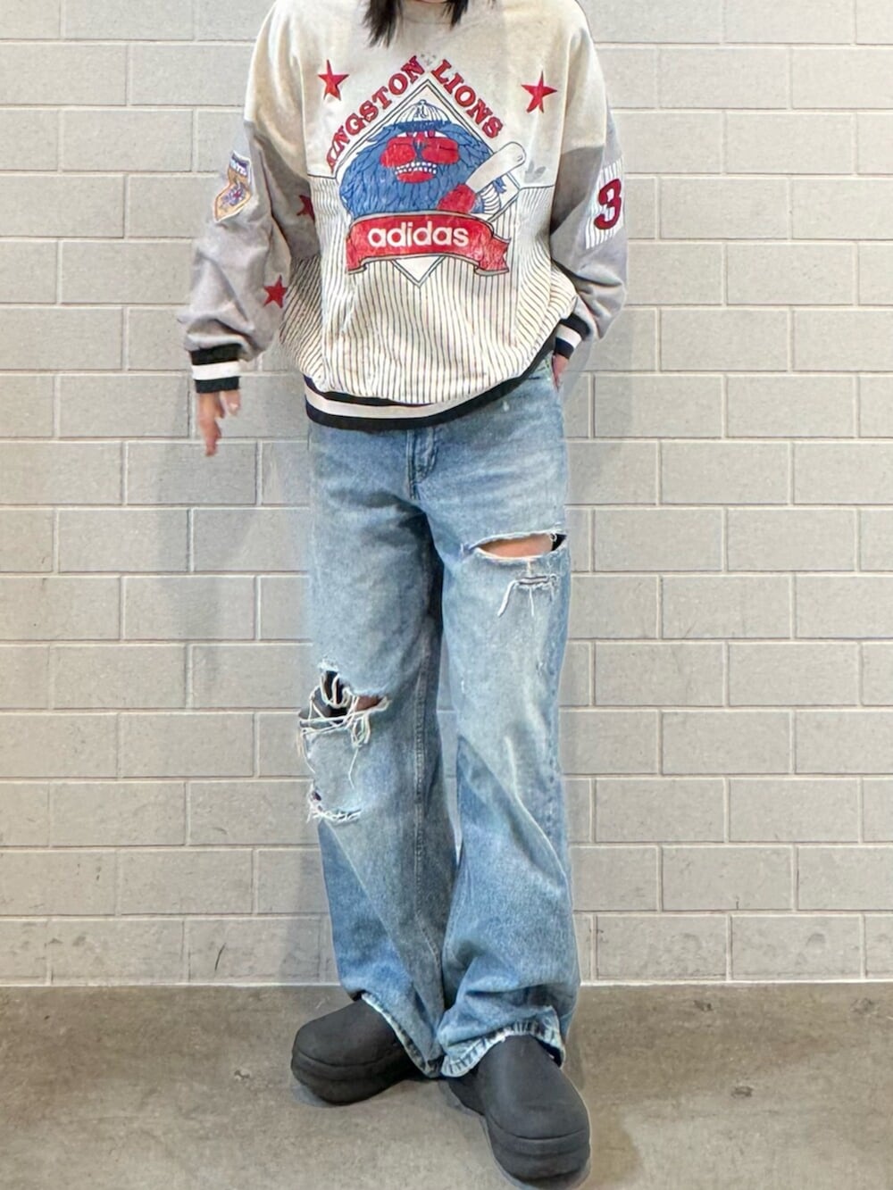 ブラック系のサンダル、グレー系のスウェットを着用したレディースの秋コーディネートの2枚目の写真