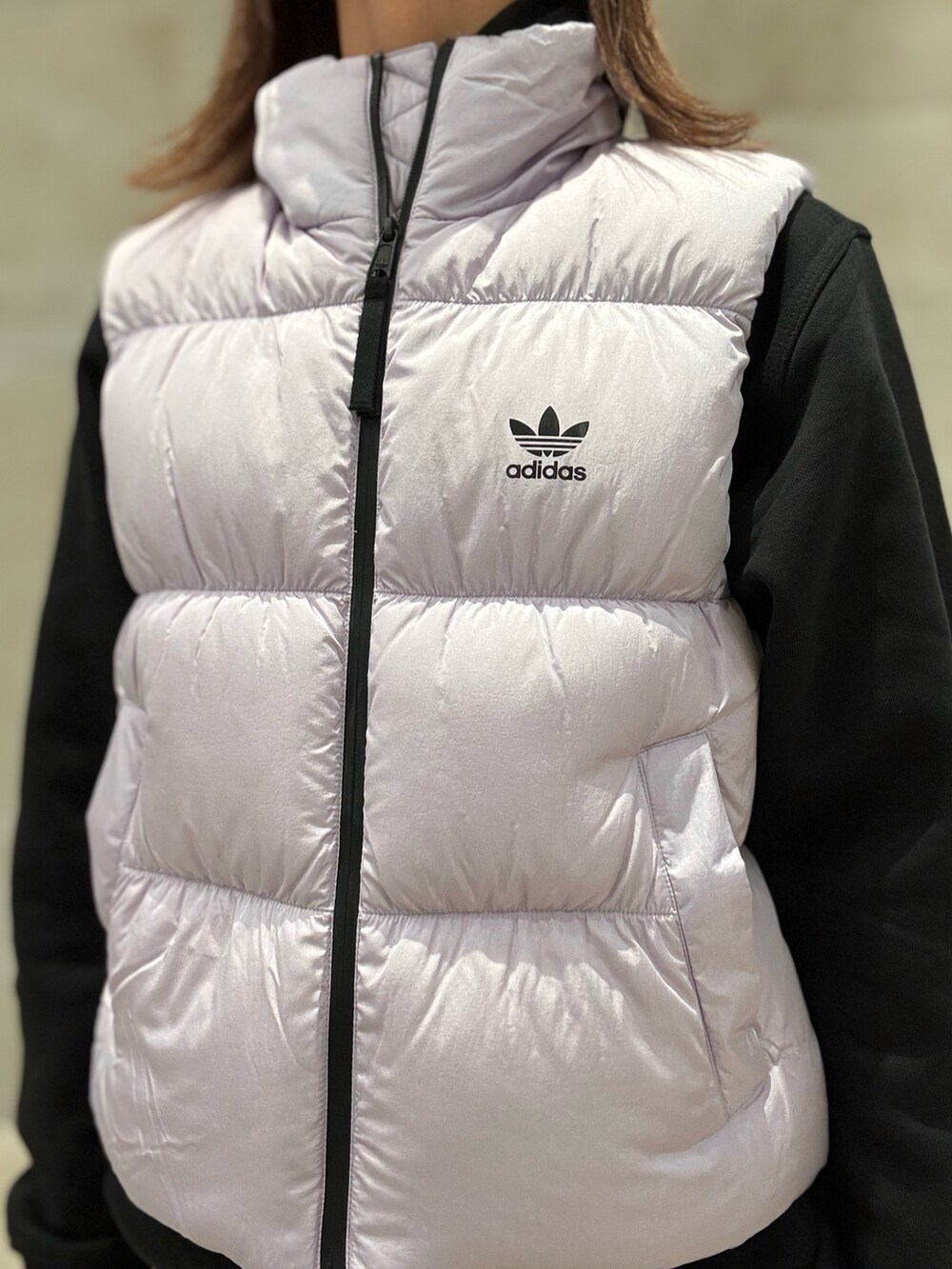 「スウェットパンツ、スニーカー、ダウンベスト、adidas、ベスト、アディダス、ワイドパンツ、スタンスミス、adidas originals、アディダスオリジナルス」｜「adidasのRegen ダウンベスト（ジャケット/アウター、パープル系）」を使った、AGさん（レディース・174cm）の秋コーディネートの4枚目の写真