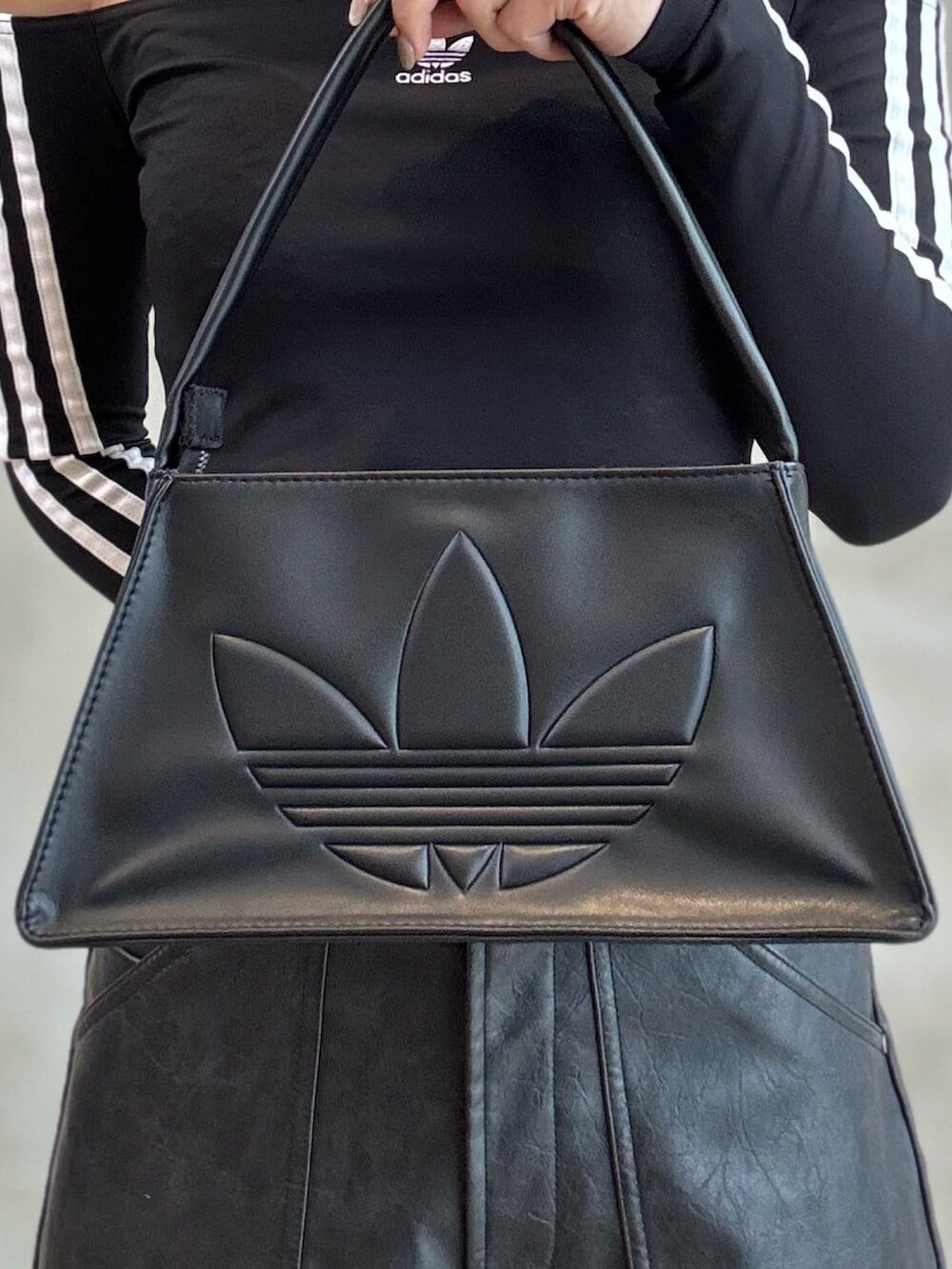 「adidas、adidas originals、アディダス、アディダスオリジナルス、スニーカー、スーパースター、レザーパンツ、オフショルダー、ハンドバック、アディレニウム」｜「adidasのORIBBON 2 / リボン シューレース シューアクセサリー シューズチャーム / アディダスオリジナルス adidas Originals（シューズアクセサリー、ブラック系）」を使った、AGさん（レディース・174cm）の春コーディネートの4枚目の写真
