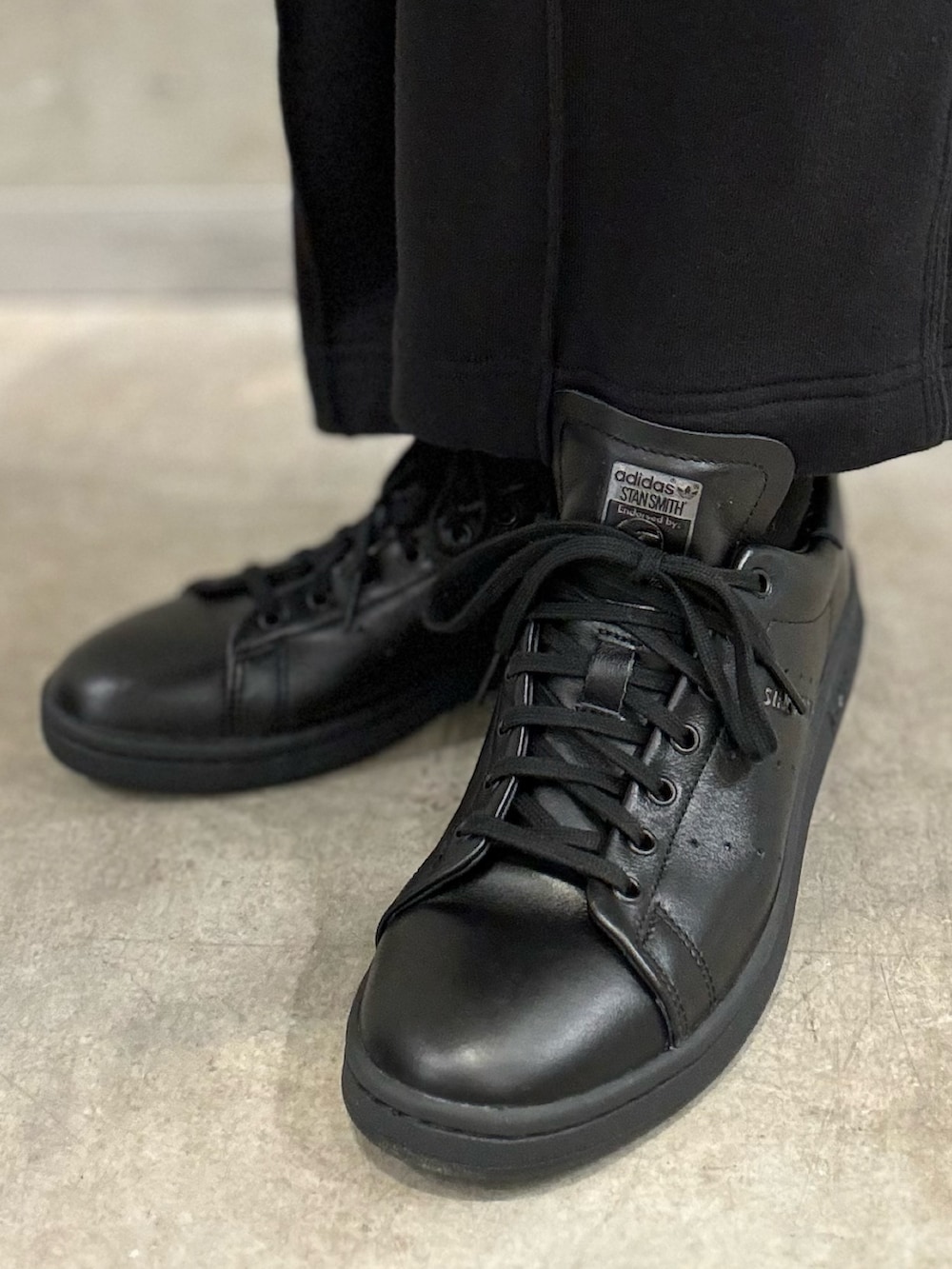 「スウェットパンツ、スニーカー、ダウンベスト、adidas、ベスト、アディダス、ワイドパンツ、スタンスミス、adidas originals、アディダスオリジナルス」｜「adidasのRegen ダウンベスト（ジャケット/アウター、パープル系）」を使った、AGさん（レディース・174cm）の秋コーディネートの7枚目の写真