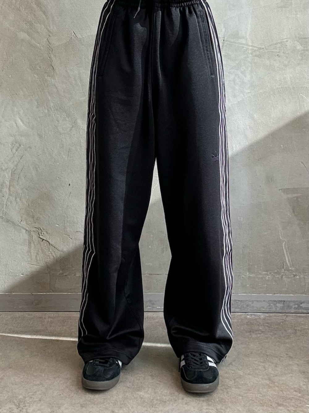 Q4 FS トラックトップ、Q4 FS トラックパンツのアディダスコーデ