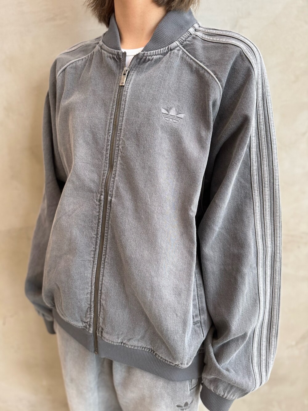 「adidas、adidas originals、アディダス、アディダスオリジナルス、スニーカー、セットアップ、デニム、タンクトップ、キャップ、フォーラム」｜「adidasのトレフォイル ベースボールキャップ（アクセサリー、ホワイト系）」を使った、AGさん（レディース・174cm）の夏コーディネートの4枚目の写真