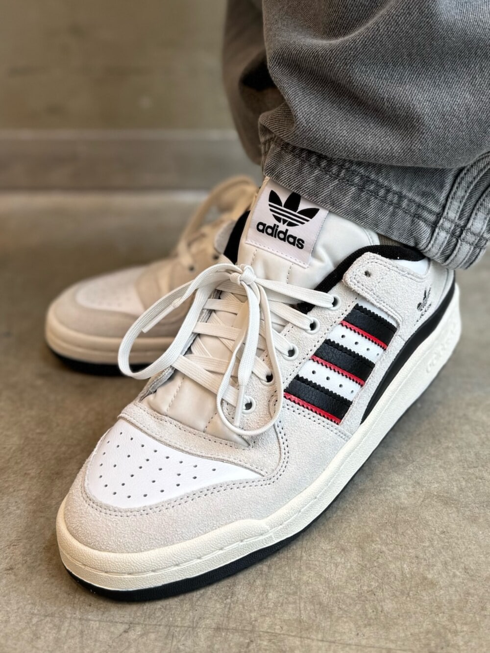 「adidas、adidas originals、アディダス、アディダスオリジナルス、スニーカー、セットアップ、デニム、タンクトップ、キャップ、フォーラム」｜「adidasのトレフォイル ベースボールキャップ（アクセサリー、ホワイト系）」を使った、AGさん（レディース・174cm）の夏コーディネートの8枚目の写真