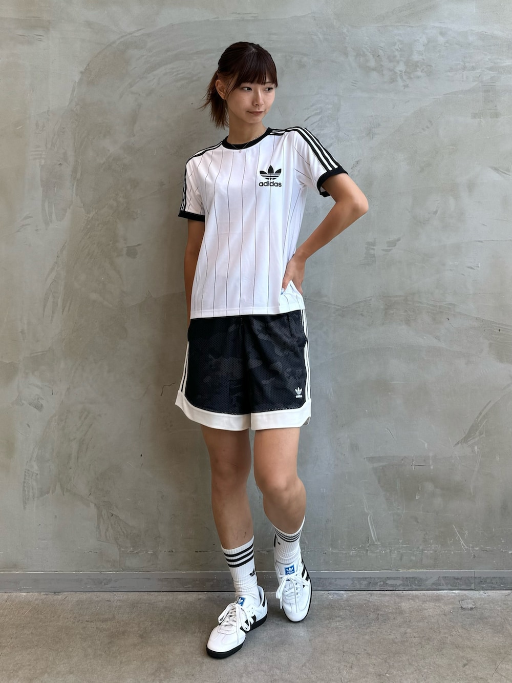 ADIDAS Tシャツ Sサイズ アディカラー ゆったり 半袖 希少白 夏コーデ ADIDAS Tシャツ Sサイズ アディカラー ゆったり 半袖 希少白 夏
