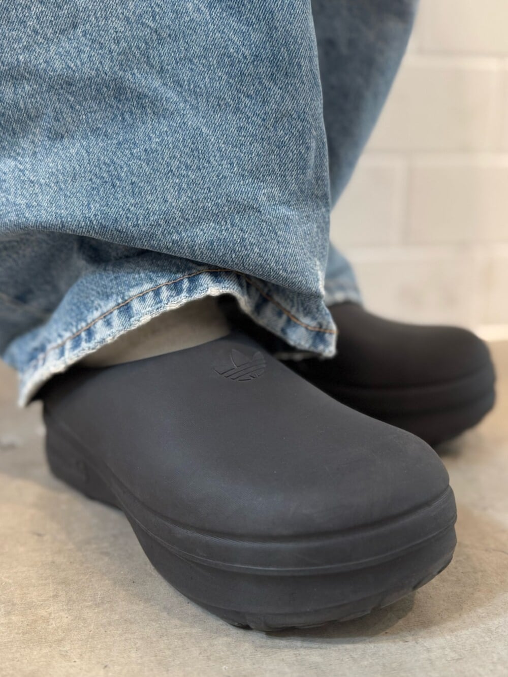 ブラック系のサンダル、グレー系のスウェットを着用したレディースの秋コーディネートの4枚目の写真