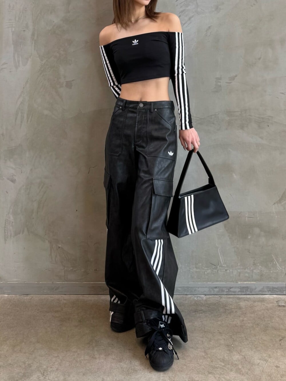 「adidas、adidas originals、アディダス、アディダスオリジナルス、スニーカー、スーパースター、レザーパンツ、オフショルダー、ハンドバック、アディレニウム」｜「adidasのORIBBON 2 / リボン シューレース シューアクセサリー シューズチャーム / アディダスオリジナルス adidas Originals（シューズアクセサリー、ブラック系）」を使った、AGさん（レディース・174cm）の春コーディネートの2枚目の写真
