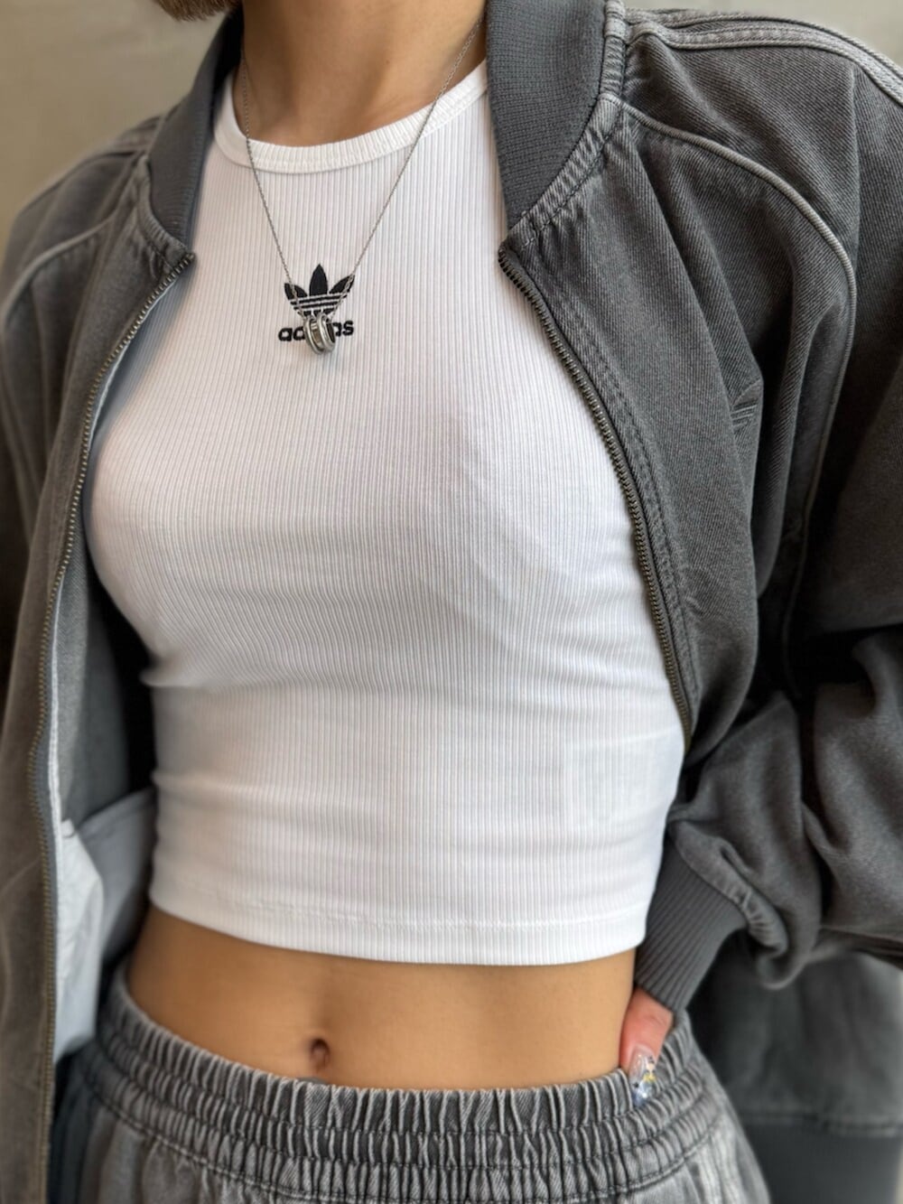 「adidas、adidas originals、アディダス、アディダスオリジナルス、スニーカー、セットアップ、デニム、タンクトップ、キャップ、フォーラム」｜「adidasのトレフォイル ベースボールキャップ（アクセサリー、ホワイト系）」を使った、AGさん（レディース・174cm）の夏コーディネートの5枚目の写真