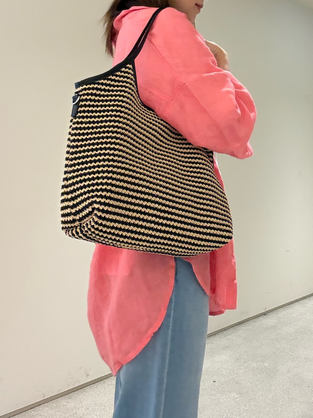 ホワイト系のTシャツ/カットソー、レッド系のシャツ/ブラウス、ブルー系のデニムパンツを着用したレディースの夏コーディネートの3枚目の写真