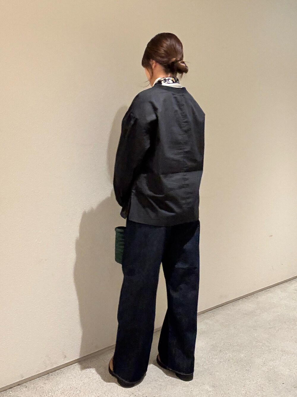 ブラック系のシャツ/ブラウス、ホワイト系のTシャツ/カットソー、ブルー系のデニムパンツを着用したレディースの秋コーディネートの2枚目の写真