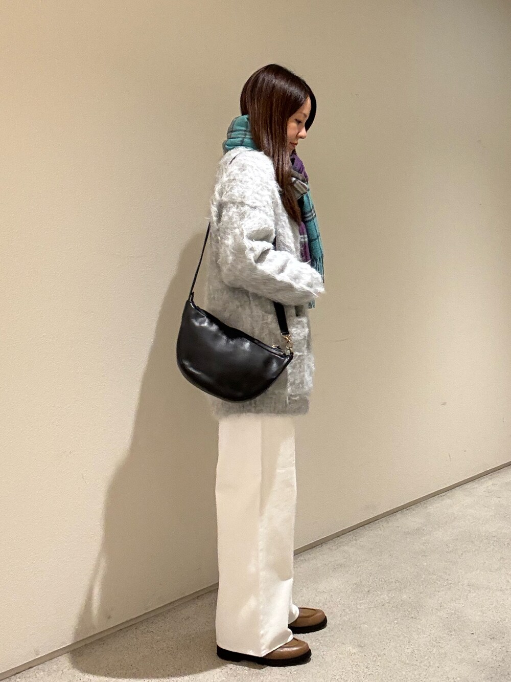 グレー系のカーディガン/ボレロ、ホワイト系のスウェット、ホワイト系のデニムパンツを着用したレディースの秋コーディネートの2枚目の写真