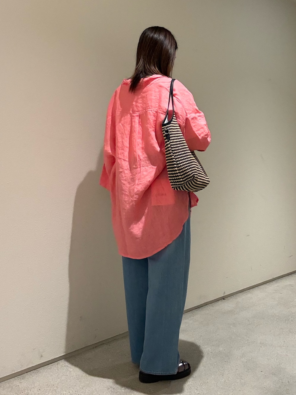 ホワイト系のTシャツ/カットソー、レッド系のシャツ/ブラウス、ブルー系のデニムパンツを着用したレディースの夏コーディネートの2枚目の写真