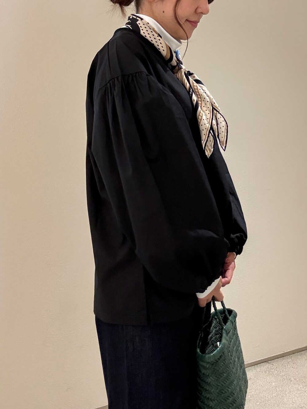 ブラック系のシャツ/ブラウス、ホワイト系のTシャツ/カットソー、ブルー系のデニムパンツを着用したレディースの秋コーディネートの3枚目の写真