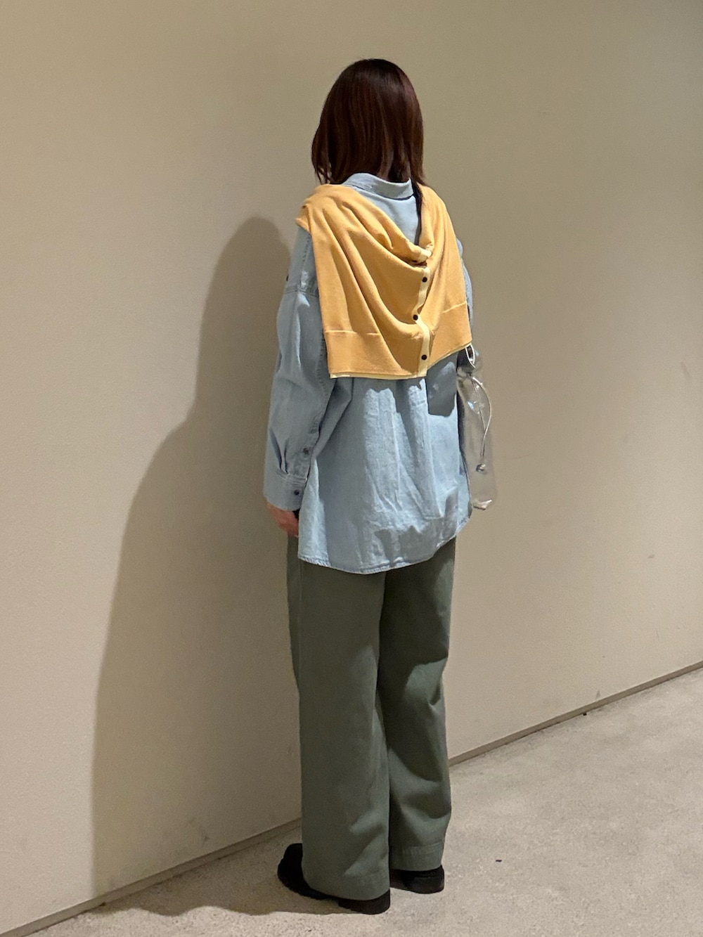 ブルー系のシャツ/ブラウス、オレンジ系のカーディガン/ボレロ、シルバー系のトートバッグを着用したレディースの春コーディネートの3枚目の写真