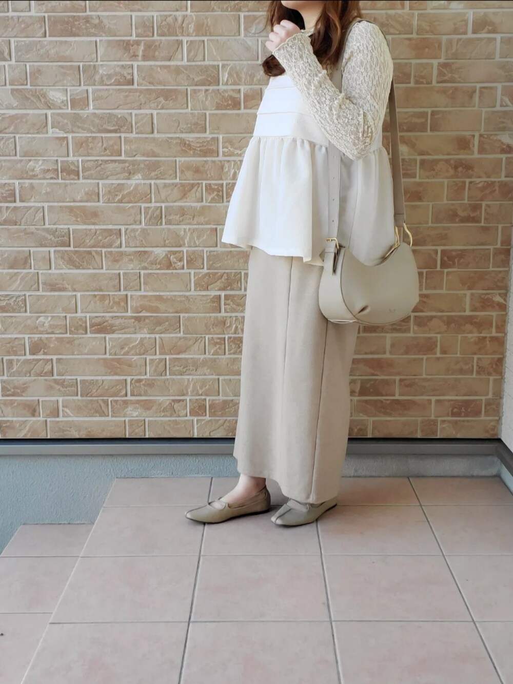 ベージュ系のスカート、ベージュ系のパンプス、ベージュ系のトップスを着用したレディースの春コーディネートの3枚目の写真