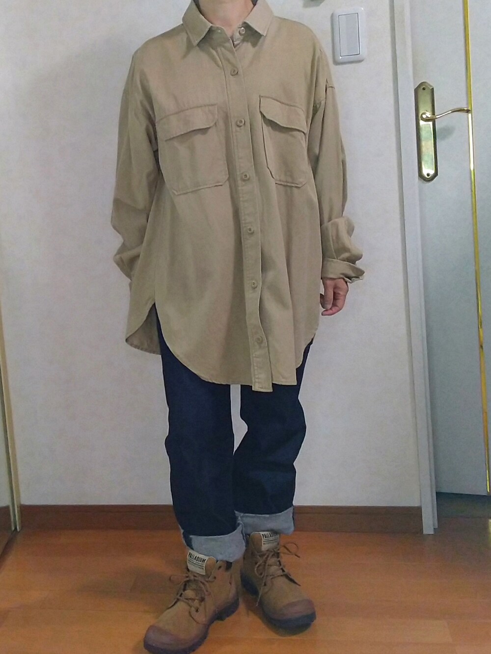 ベージュ系のシャツ/ブラウス、ブルー系のデニムパンツ、ブラウン系のその他シューズを着用したレディースの秋コーディネートの2枚目の写真