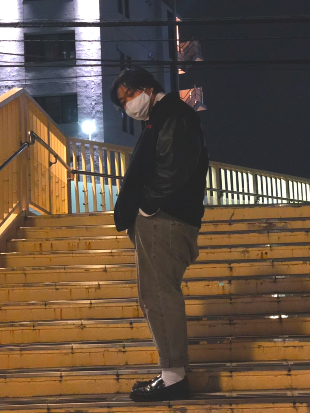 ブラック系のローファー、グレー系のデニムパンツ、ホワイト系のニット/セーターを着用したメンズの秋コーディネートの2枚目の写真