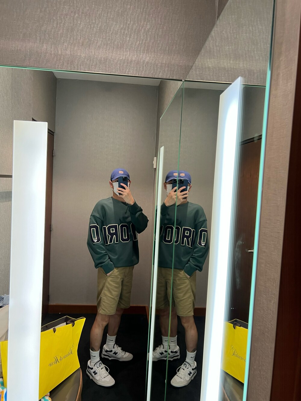 その他のトップス、ホワイト系のスニーカーを着用したメンズの夏コーディネートの2枚目の写真