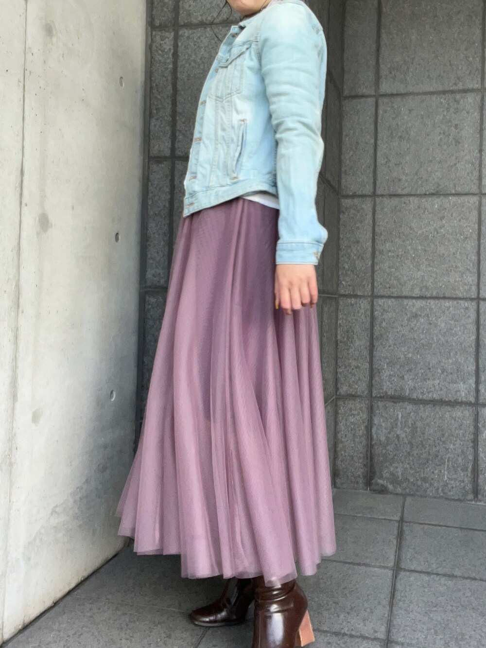 ホワイト系のシャツ/ブラウス、ブルー系のデニムジャケット、グレー系のトップスを着用したレディースの春コーディネートの2枚目の写真