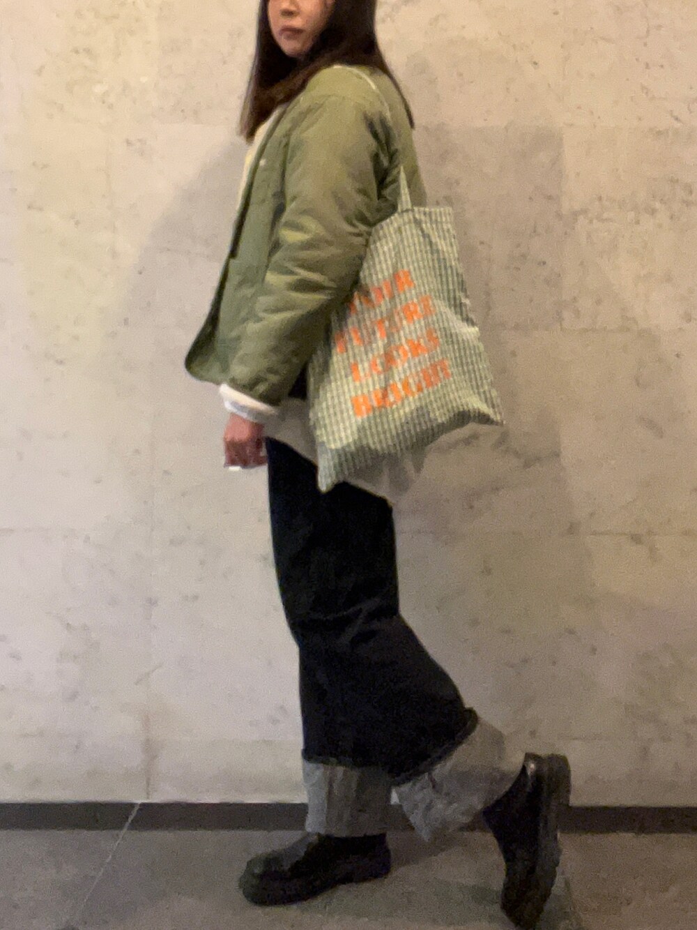 グリーン系のノーカラージャケット、イエロー系のスウェット、ホワイト系のシャツ/ブラウスを着用したレディースの冬コーディネートの2枚目の写真