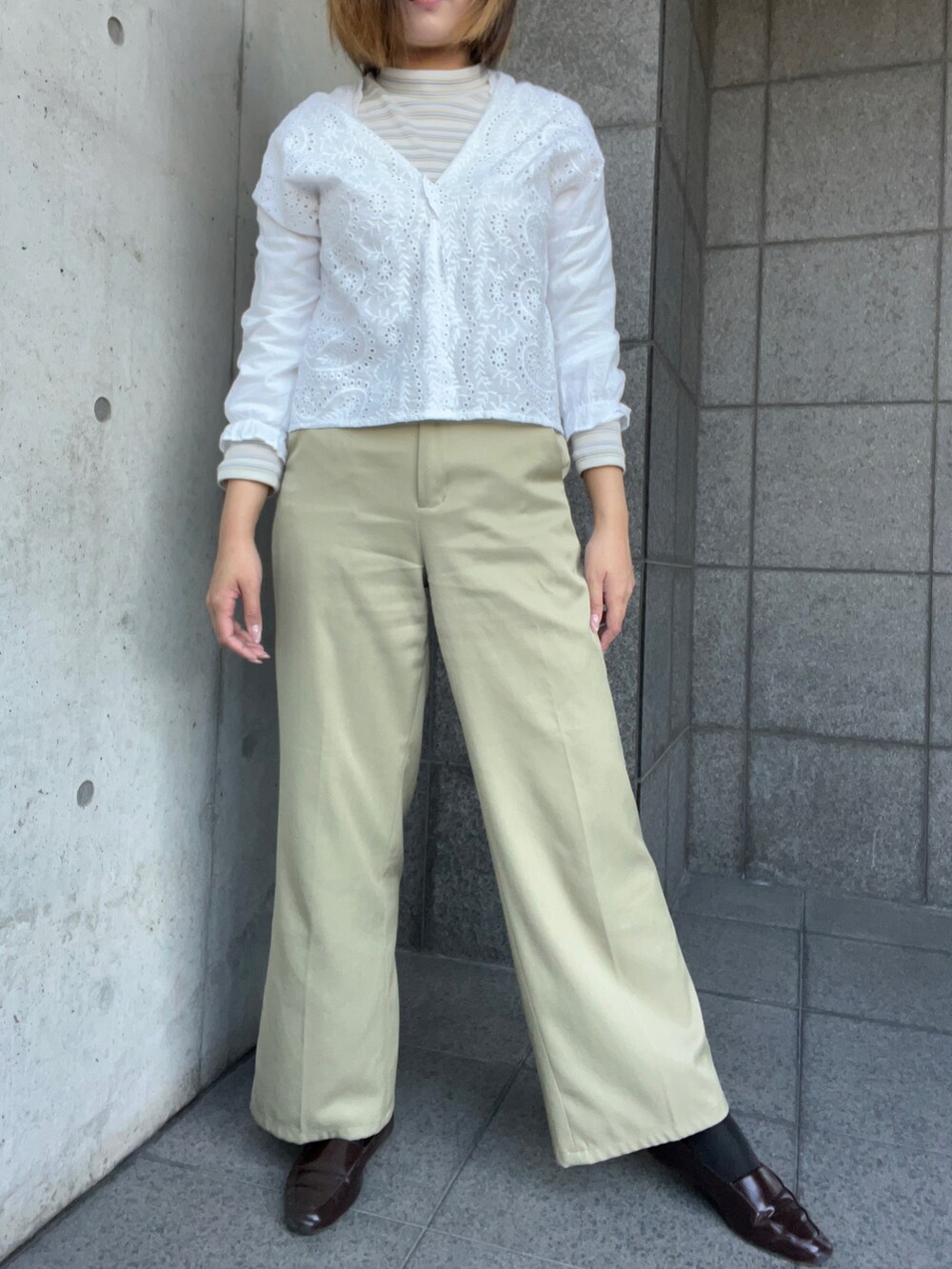 ホワイト系のシャツ/ブラウス、ホワイト系のTシャツ/カットソー、グリーン系のパンツを着用したレディースの秋コーディネートの2枚目の写真