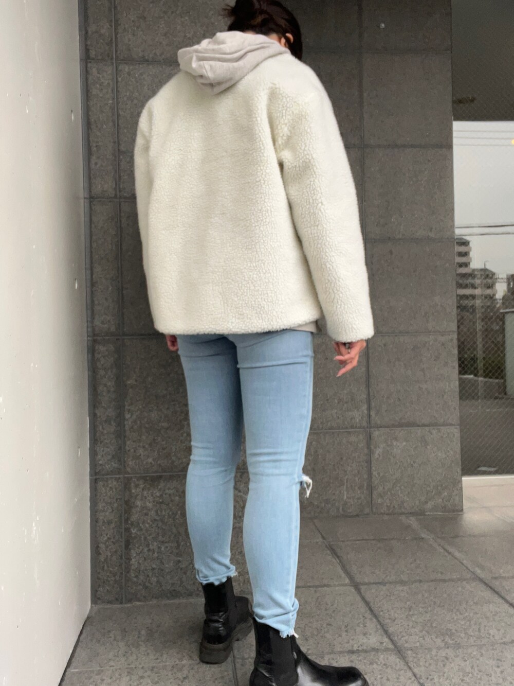 その他のTシャツ/カットソー、グリーン系のノーカラージャケット、グレー系のパーカーを着用したレディースの冬コーディネートの2枚目の写真