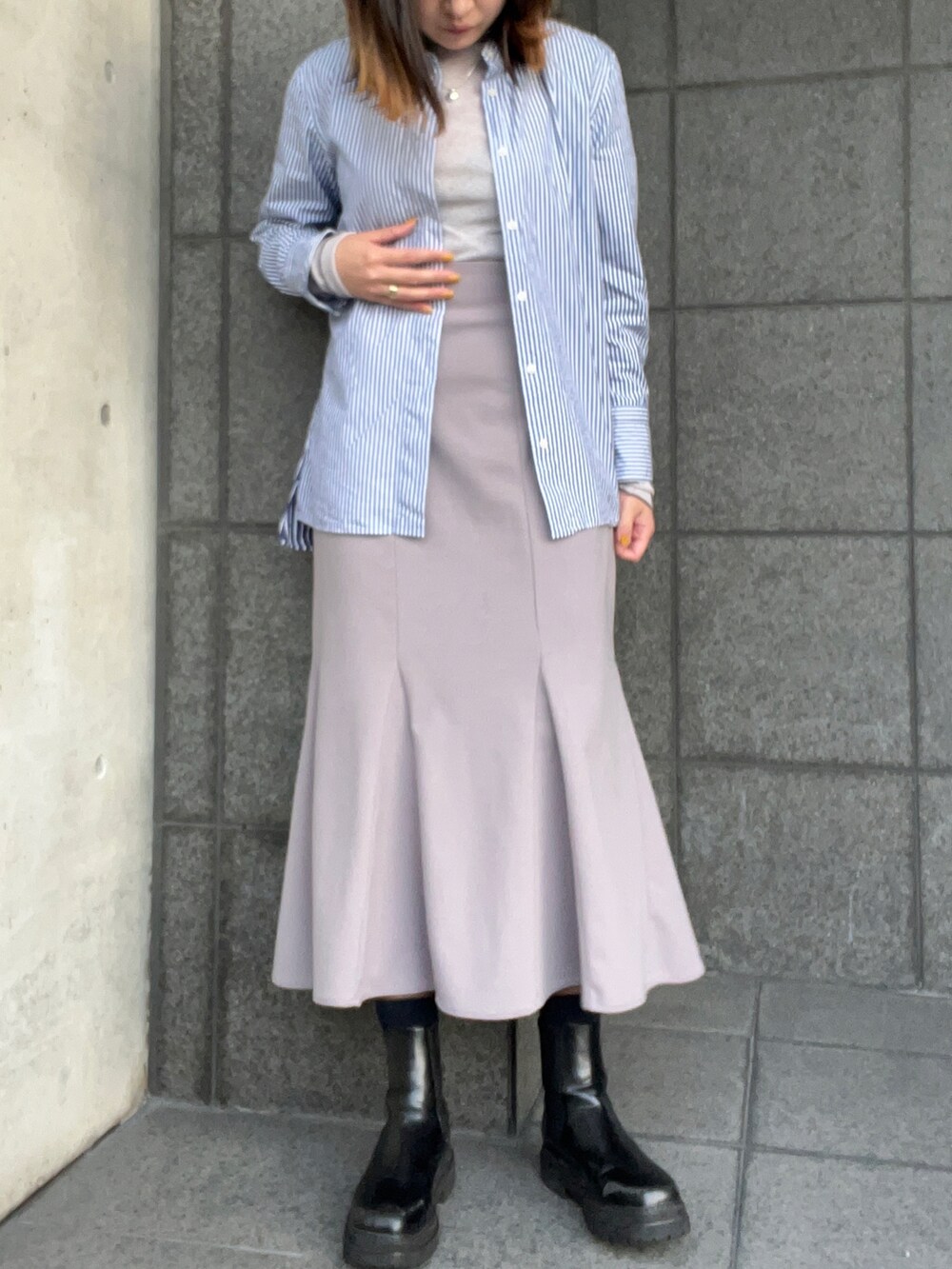 グレー系のトップス、ブルー系のシャツ/ブラウス、グレー系のノーカラーコートを着用したレディースの春コーディネートの2枚目の写真