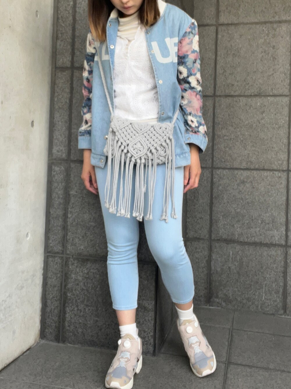 ホワイト系のシャツ/ブラウス、ホワイト系のTシャツ/カットソー、グレー系のバッグを着用したレディースの春コーディネートの2枚目の写真