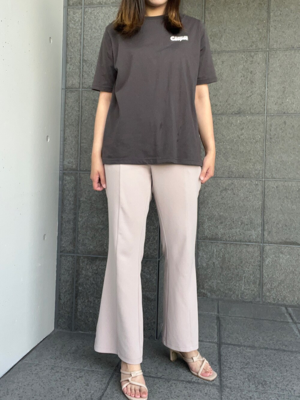 ブラック系のTシャツ/カットソー、ピンク系のパンツ、ベージュ系のサンダルを着用したレディースの夏コーディネートの2枚目の写真