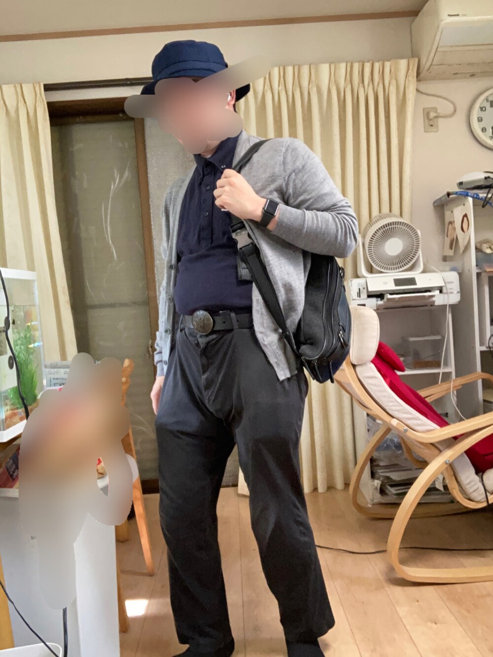 ブラック系のパンツ、グレー系のカーディガン/ボレロ、ブルー系のボディバッグ/ウエストポーチを着用したメンズの夏コーディネートの2枚目の写真