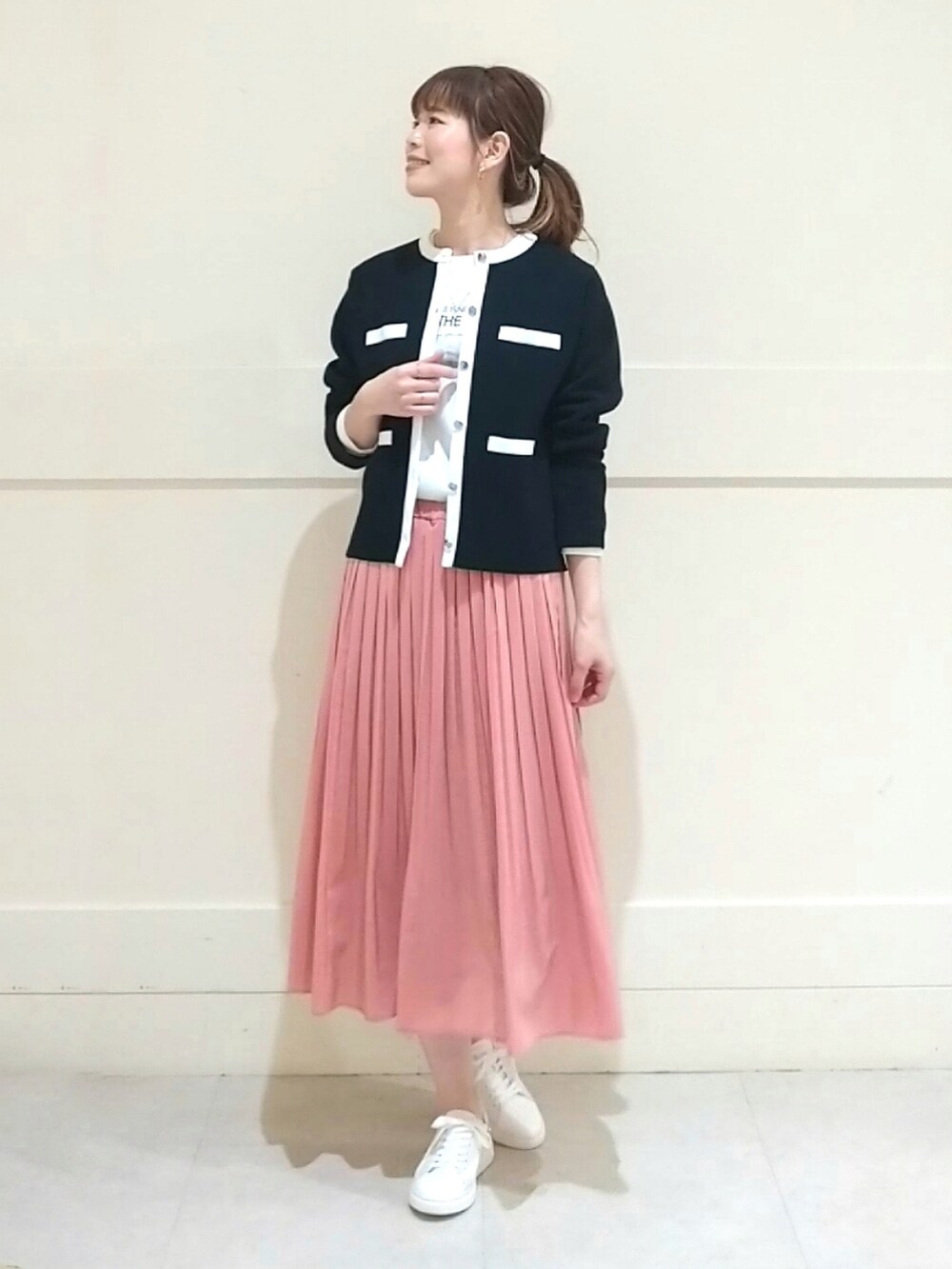 ブラック系のカーディガン/ボレロ、ホワイト系のTシャツ/カットソー、ピンク系のスカートを着用したレディースの春コーディネートの2枚目の写真