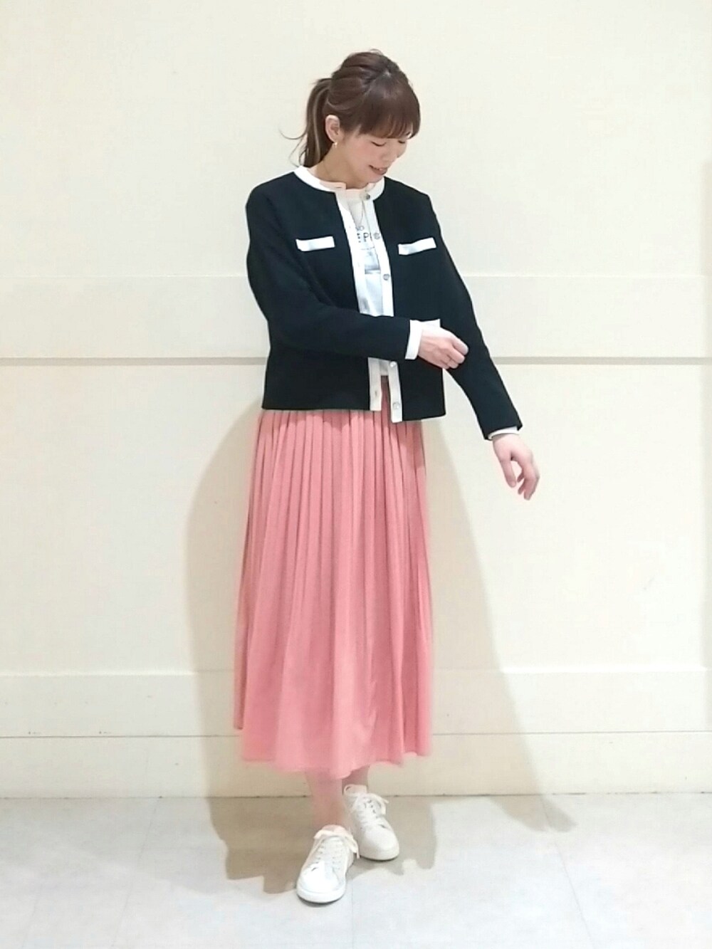 ブラック系のカーディガン/ボレロ、ホワイト系のTシャツ/カットソー、ピンク系のスカートを着用したレディースの春コーディネートの3枚目の写真
