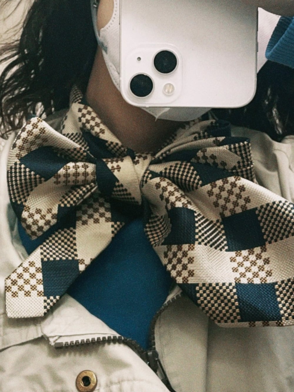 ブルー系のトップスを着用したレディースの夏コーディネートの2枚目の写真