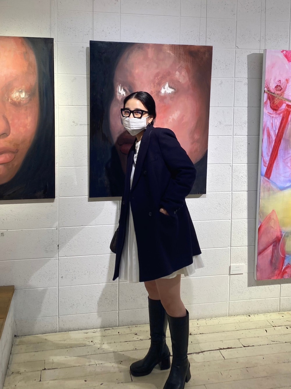 その他のノーカラージャケット、ホワイト系のシャツワンピース、ブラック系のブーツを着用したレディースの冬コーディネートの2枚目の写真