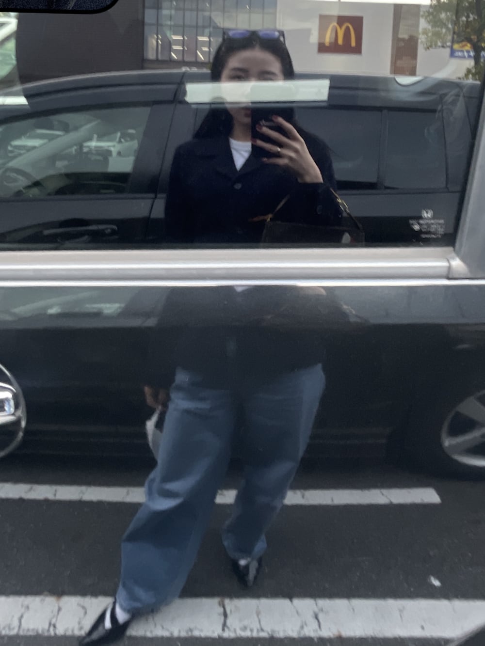 ブルー系のノーカラージャケット、ホワイト系のTシャツ/カットソー、ブルー系のデニムパンツを着用したレディースの春コーディネートの2枚目の写真