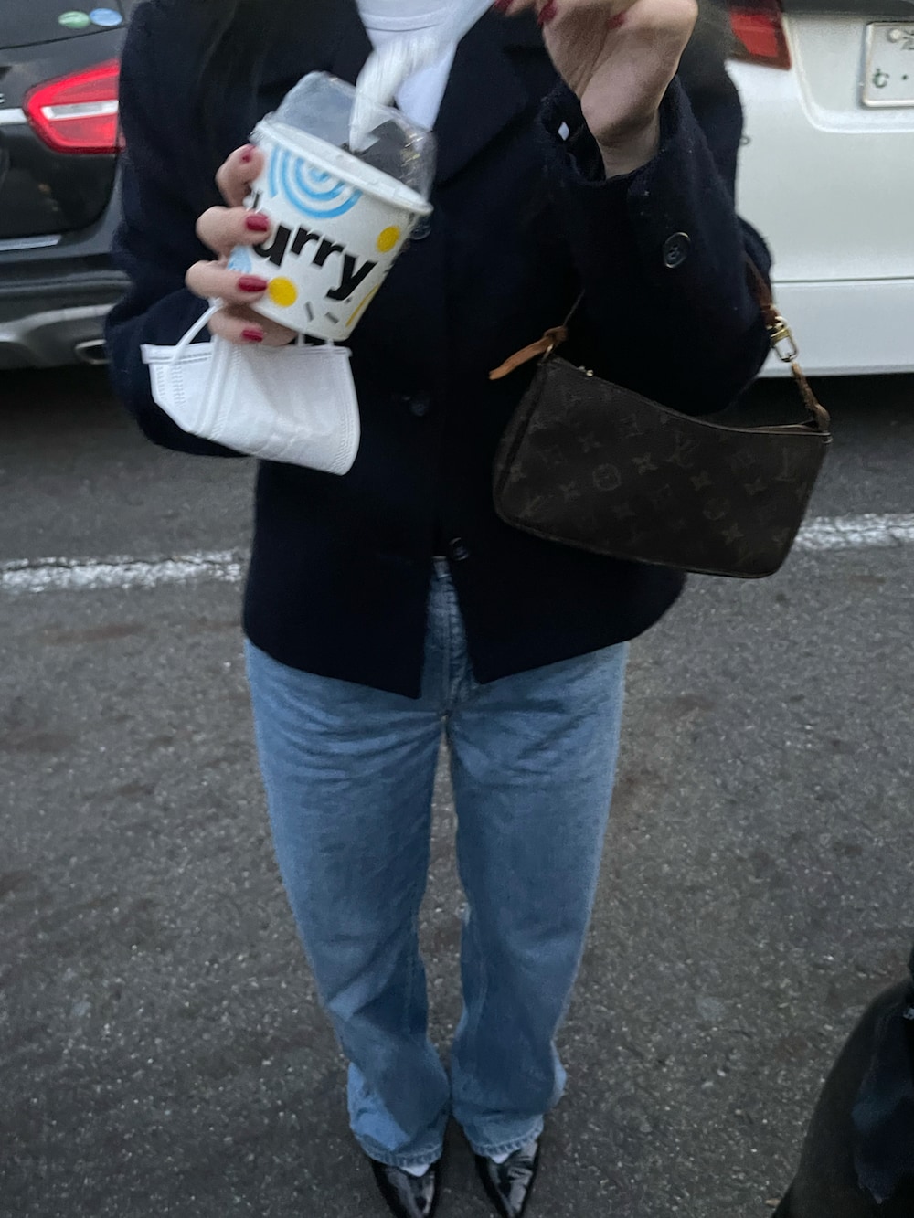 ブルー系のノーカラージャケット、ホワイト系のTシャツ/カットソー、ブルー系のデニムパンツを着用したレディースの春コーディネートの3枚目の写真