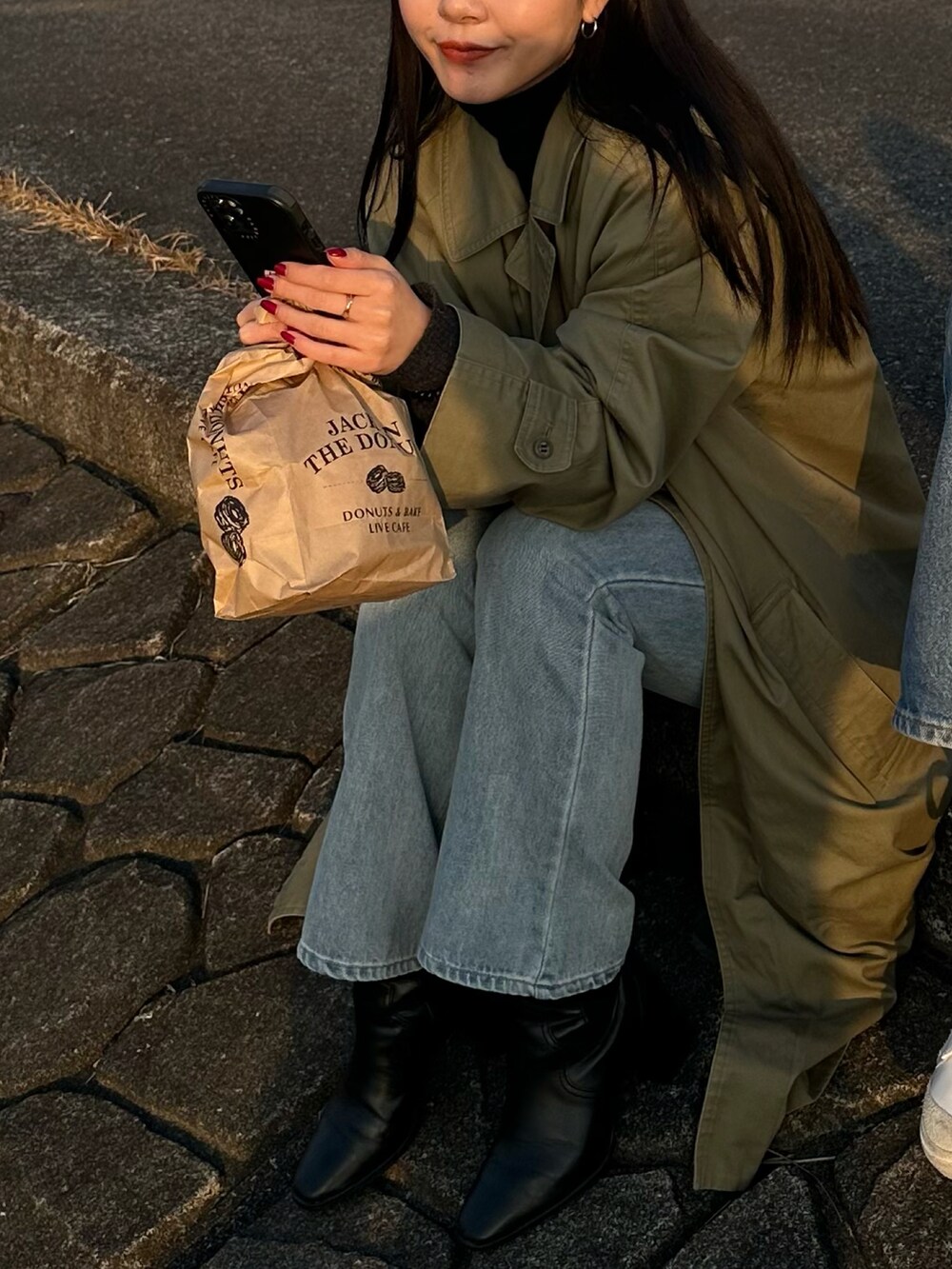 「春、春服デビュー宣言、おでかけコーデ、オトナ女子、きれいめコーディネート、デニム、大人カジュアル、お出かけコーデ、トレンチコート、タートルネック」｜「UNIQLOのアイテム（ニット/セーター、ブラック系）」を使った、  NOAHさん（レディース・155cm）の春コーディネートの2枚目の写真