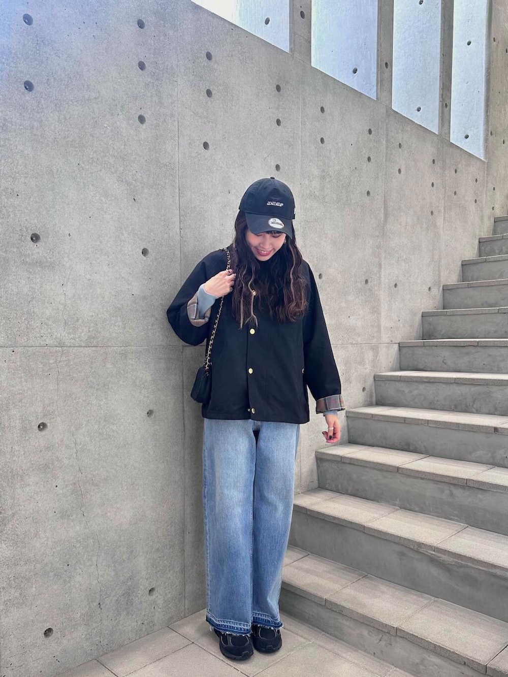 「アーバンリサーチ、大人カジュアル、スニーカー、ニット、コート、春コーデ、newarrival、newbalance、高身長コーデ、cashmere、ddddddd」｜「URBAN RESEARCHのダメージワイドデニムパンツ（デニムパンツ、ブルー系）」を使った、茜Akane🍧さん（レディース・165cm）の冬コーディネートの3枚目の写真