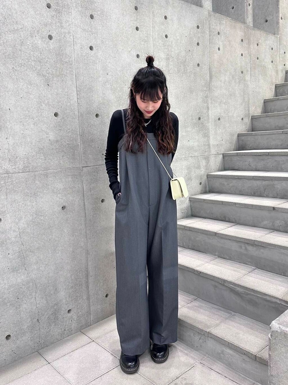「アーバンリサーチ、大人カジュアル、ニット、URBANRESEARCH、春コーデ、newarrival、高身長コーデ、cashmere、urbanresearchkyoto」｜「ITTIの『別注』ITTI×URBAN RESEARCH　MICHELLE ERRAND POUCH（ショルダーバッグ、ホワイト系）」を使った、茜Akane🍧さん（レディース・165cm）の冬コーディネートの3枚目の写真