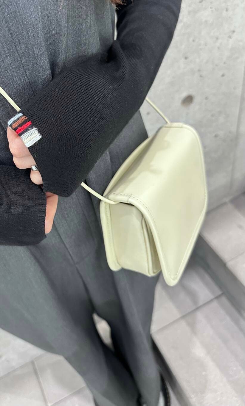 「アーバンリサーチ、大人カジュアル、ニット、URBANRESEARCH、春コーデ、newarrival、高身長コーデ、cashmere、urbanresearchkyoto」｜「ITTIの『別注』ITTI×URBAN RESEARCH　MICHELLE ERRAND POUCH（ショルダーバッグ、ホワイト系）」を使った、茜Akane🍧さん（レディース・165cm）の冬コーディネートの4枚目の写真