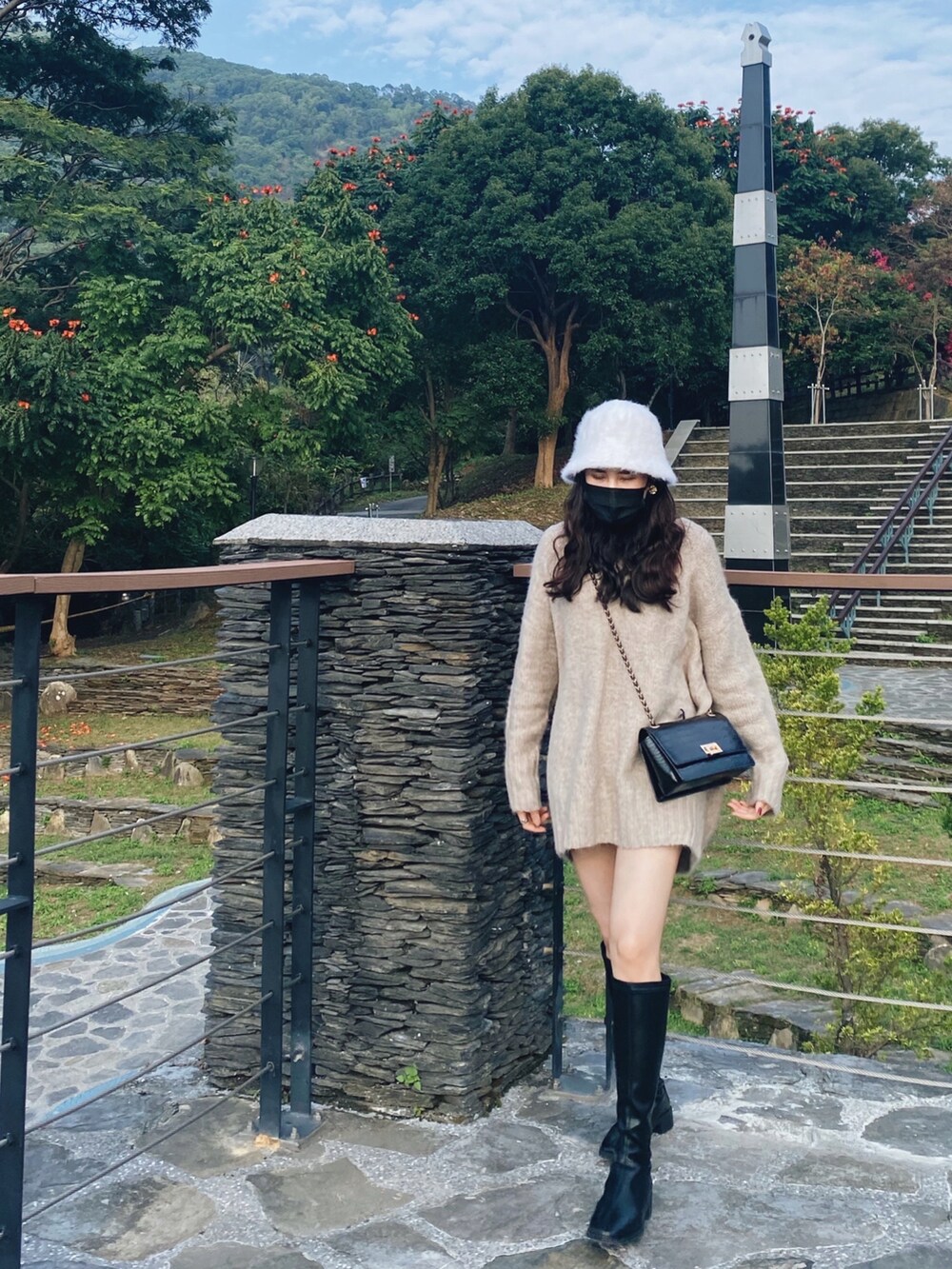 「街頭穿搭、oversize、洋裝、基礎款、古着MIX、漁夫帽、韓系、針織、ootd」｜「D+AFのアイテム（ブーツ、ブラック系）」を使った、茜Akane🍧さん（レディース・165cm）の春コーディネートの2枚目の写真
