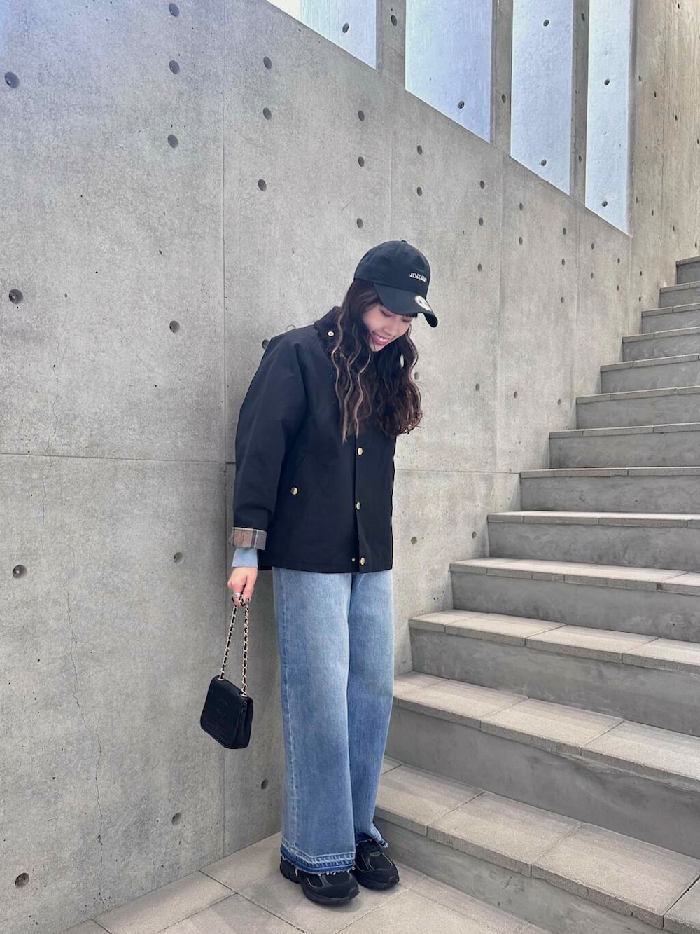 「アーバンリサーチ、大人カジュアル、スニーカー、ニット、コート、春コーデ、newarrival、newbalance、高身長コーデ、cashmere、ddddddd」｜「URBAN RESEARCHのダメージワイドデニムパンツ（デニムパンツ、ブルー系）」を使った、茜Akane🍧さん（レディース・165cm）の冬コーディネートの2枚目の写真