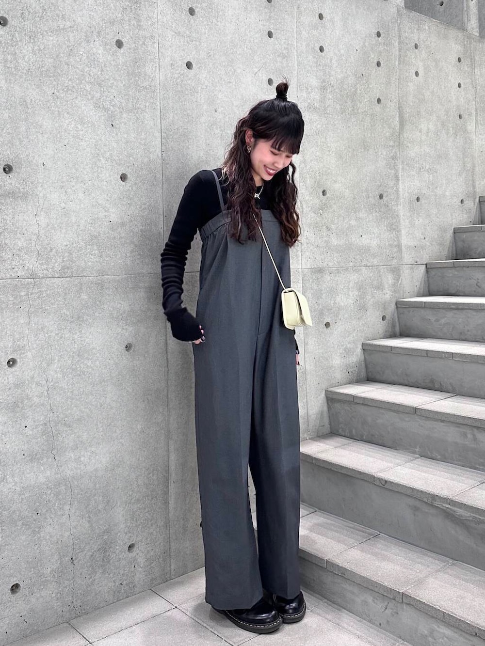 「アーバンリサーチ、大人カジュアル、ニット、URBANRESEARCH、春コーデ、newarrival、高身長コーデ、cashmere、urbanresearchkyoto」｜「ITTIの『別注』ITTI×URBAN RESEARCH　MICHELLE ERRAND POUCH（ショルダーバッグ、ホワイト系）」を使った、茜Akane🍧さん（レディース・165cm）の冬コーディネートの2枚目の写真