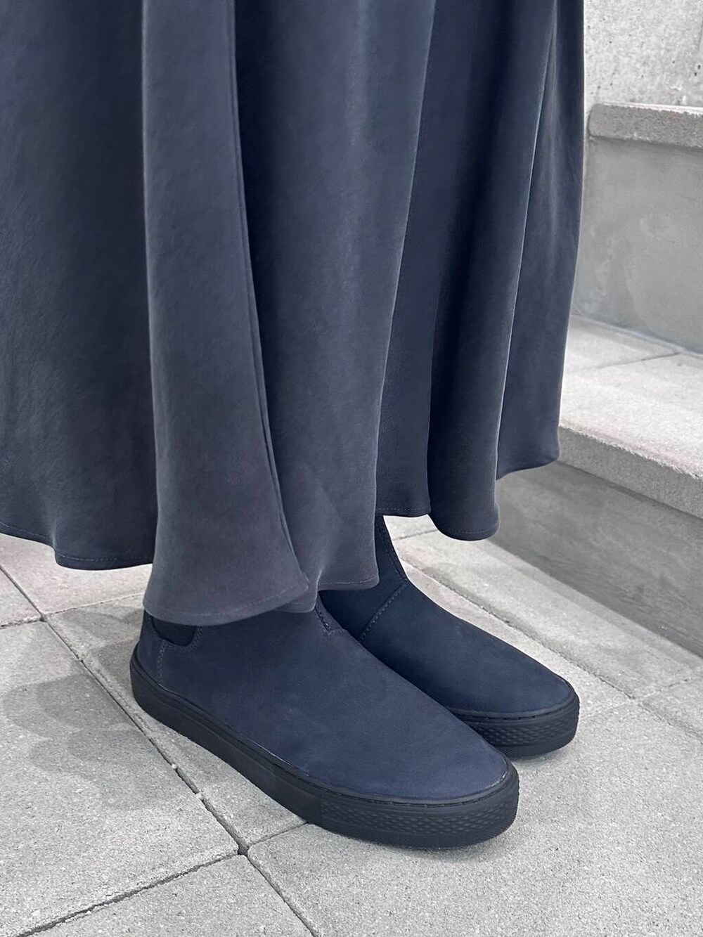 ブルー系のブーツ、ブラック系のニット/セーター、グレー系のスカートを着用したレディースの冬コーディネートの5枚目の写真