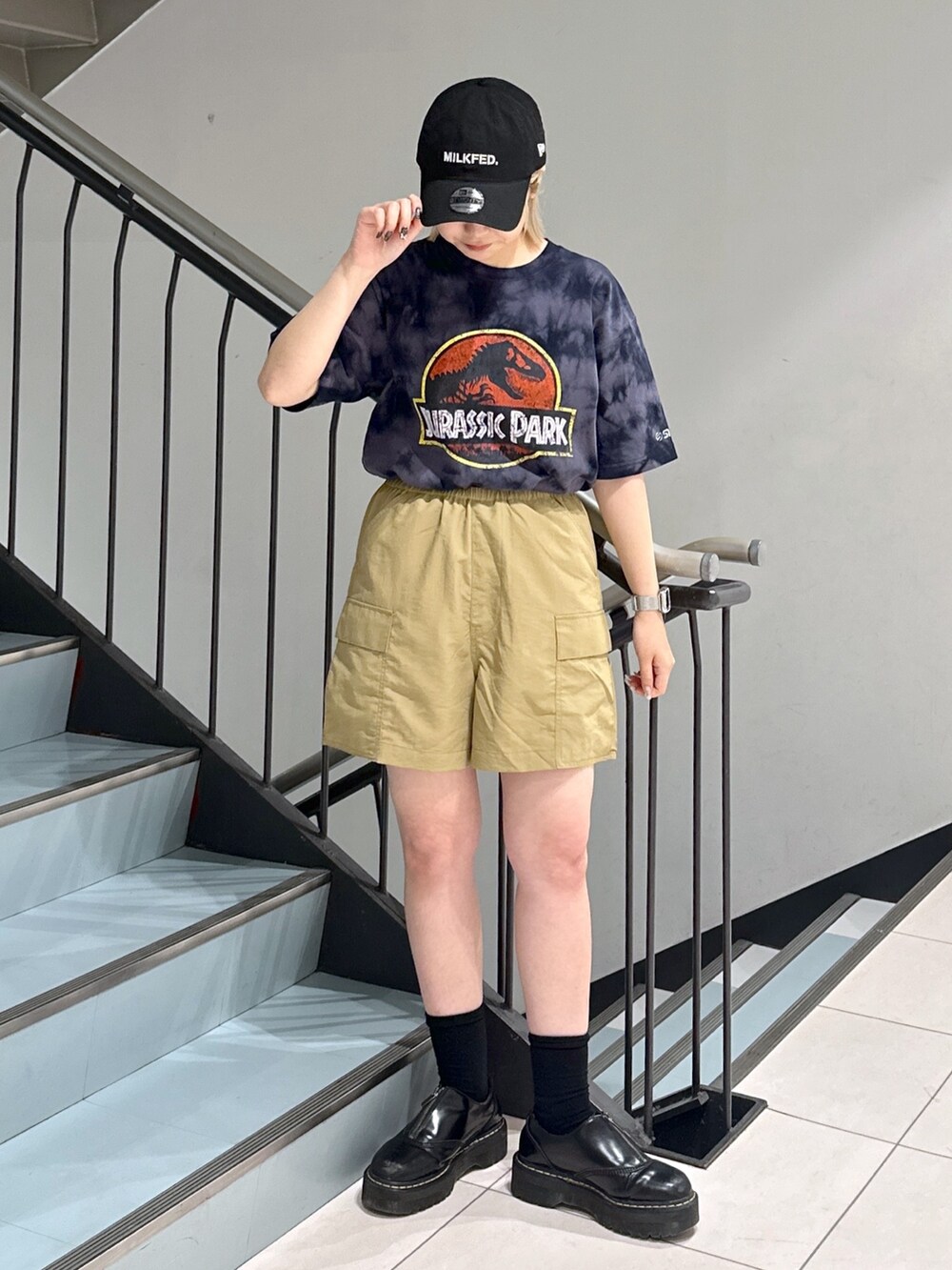 ブラック系のTシャツ/カットソー、ベージュ系のその他パンツ、ブラック系のメッセンジャーバッグを着用したレディースの春コーディネートの3枚目の写真